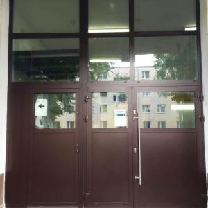 Ścianka aluminiowa zewnętrzna z drzwiami przygotowanymi do kontroli dostępu