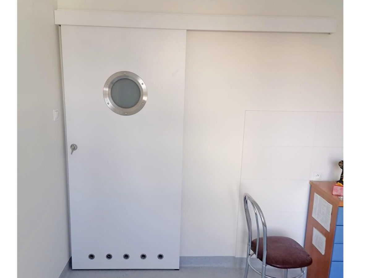 Drzwi DRE UNI z bulajem stalowym w systemie przesuwnym z tulejami wentylacyjnymi
